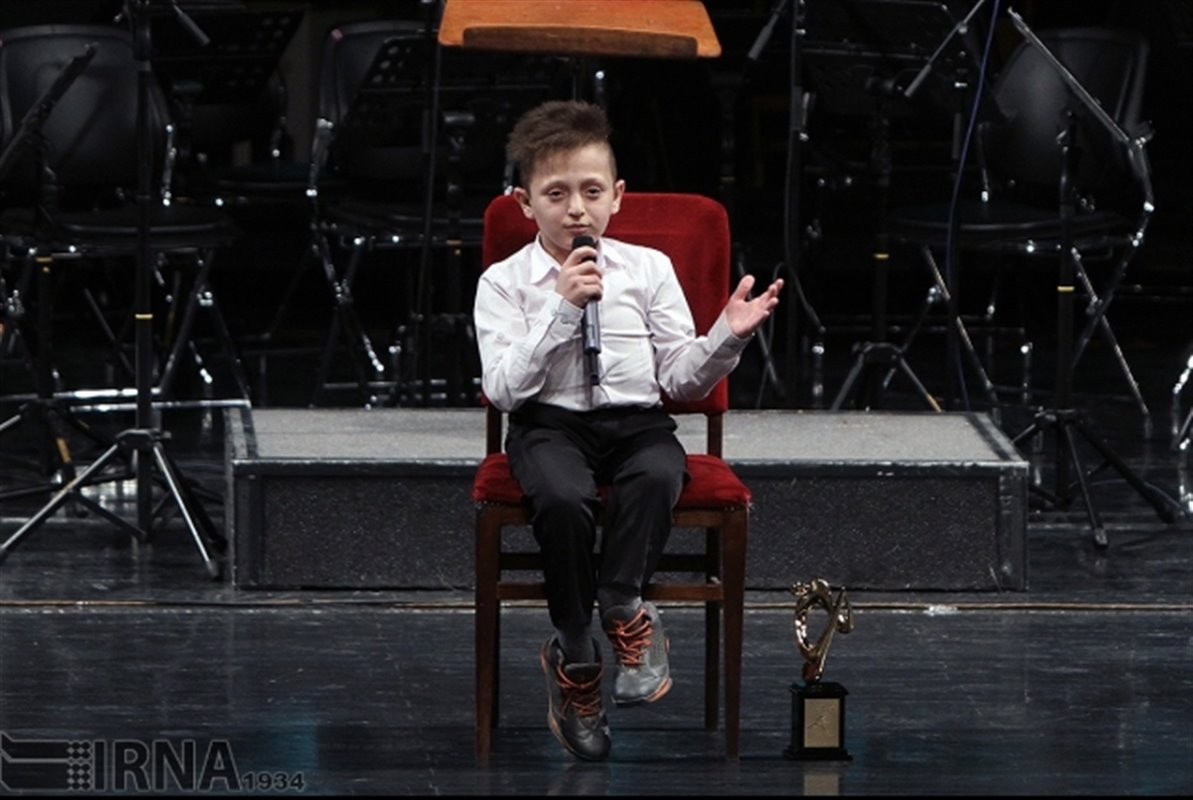 آوازخوانی نوجوان معلول آستارایی در جشنواره موسیقی بسطامی