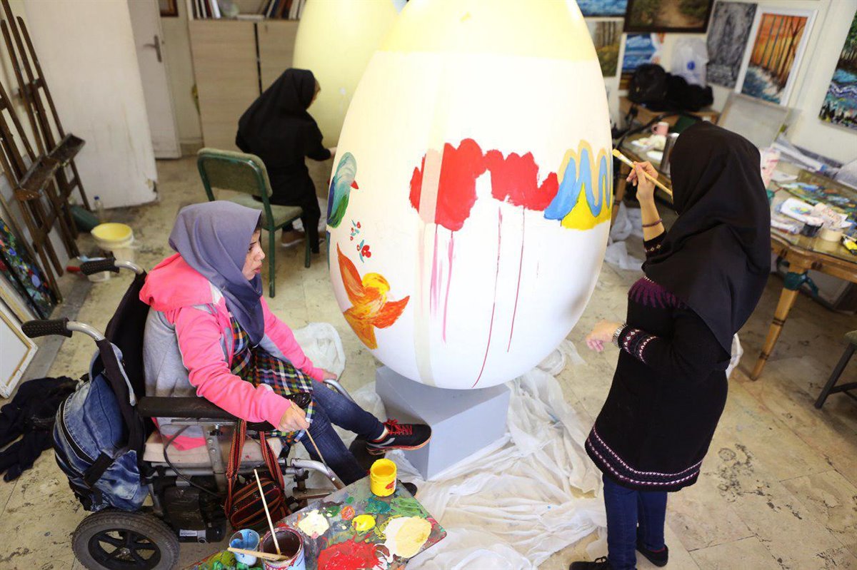هنرجویان خیریه رعد با رنگ آمیزی سازهای نوروزی ، بهار را به تماشاخانه نگاه شهروندان دعوت کردند.