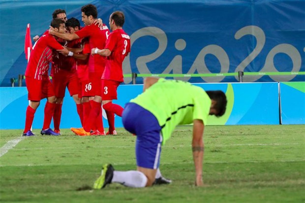 تصمیمی که فوتبال ایران را به خطر انداخته است/بازی مختلط زن و مرد!
