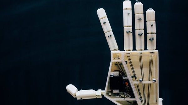رباتی برای ترجمه متون به زبان علائم