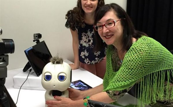 آموزش زبان به کودکان ناشنوا به کمک یک ربات