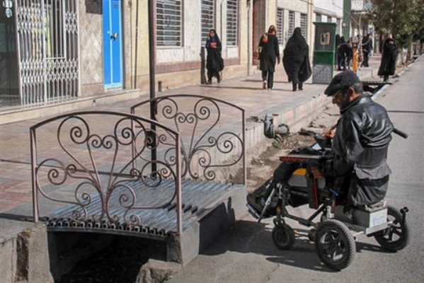 معابر نامناسب شهری دیواری پیش روی معلولان