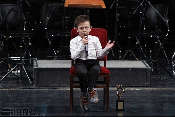 آوازخوانی نوجوان معلول آستارایی در جشنواره موسیقی بسطامی
