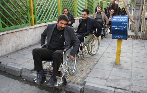 مناسب سازی مبلمان شهری ضرورت ساده حضور معلولان در جامعه