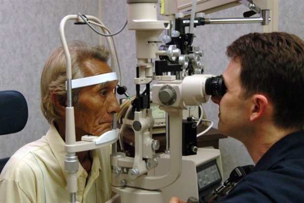 غربالگری اختلالات شبکیه چشم برای بزرگسالان اجرا شود