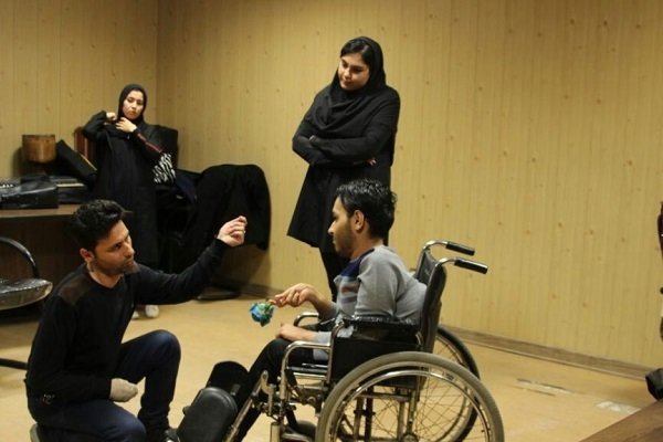«تئاتر» بستر حضور معلولان در جامعه/ چشمان امیدوار نیازمند حمایت