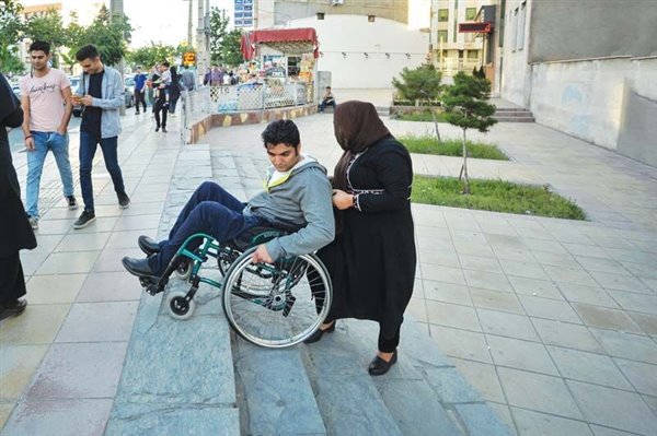 مشقت‌های معلولان در خیابان‌های ناهموار شهر